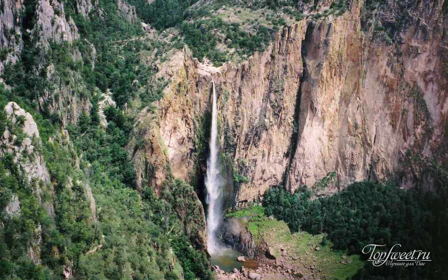 Водопад в каньоне
