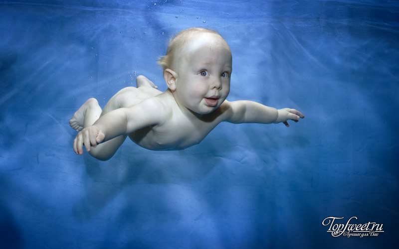 Младенцы умеют плавать